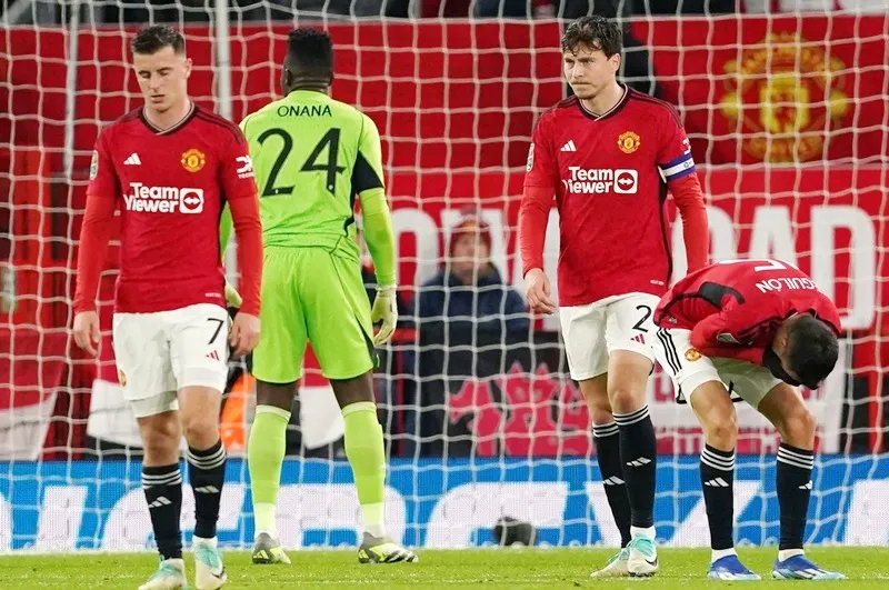 Hình ảnh rệu rã tinh thần của cầu thủ Man.United xuất hiện rất thường xuyên trên mặt báo.