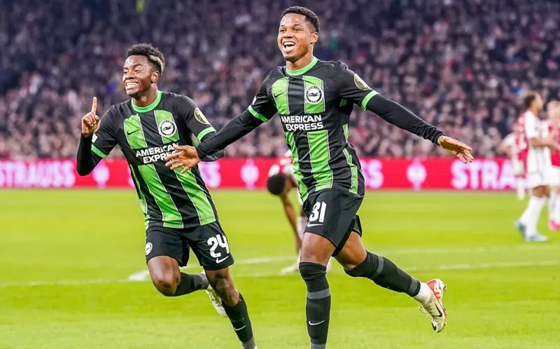 Brighton ghi bàn sớm trong mỗi hiệp để đánh bại Ajax với tỷ số 2-0 ở Amsterdam.