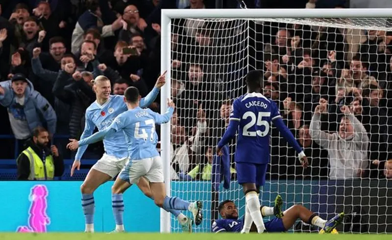 Erling Haaland ghi cú đúp nhưng Man.City chỉ hòa 4-4 tại Chelsea sau màn rượt đuổi điên rồ.