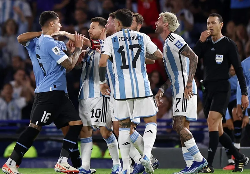 Lionel Messi nóng nảy đến mức thậm chí suýt nhận thẻ đỏ ở phút thứ 20 vì thúc cùi chỏ vào Mathias Olivera và sau đó túm cổ hậu vệ Uruguay.