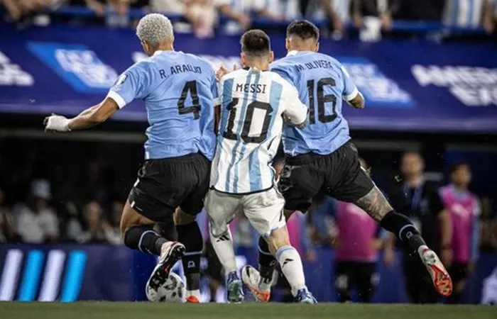 Argentina thất bại một phần vì Lionel Messi gần như đã bị hóa giải bởi đối thủ Uruguay.