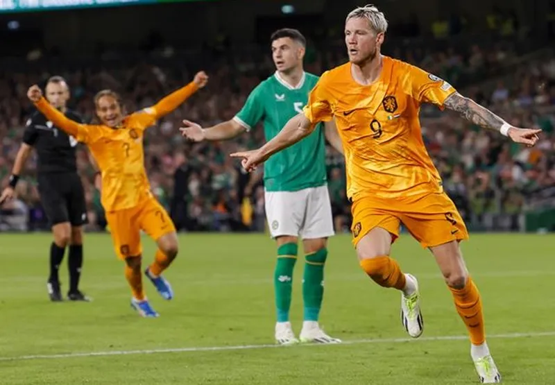Wout Weghorst giúp Hà Lan thắng 1-0 trước CH Ailen để giành suất đến Đức.