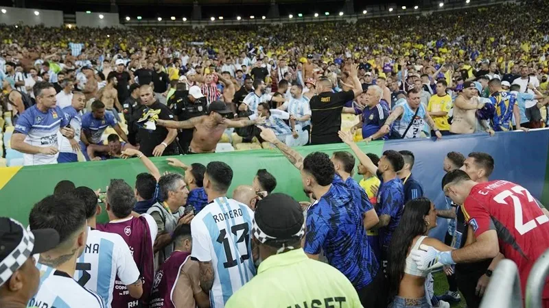 Các cầu thủ Argentina tham gia yêu cầu những người âm mộ trên khán đài bình tĩnh. 