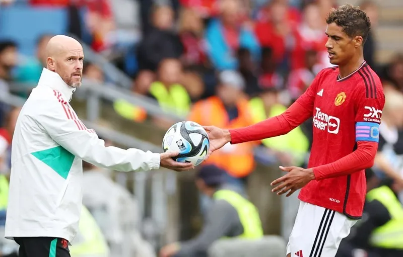 HLV Erik ten Hag đã bác bỏ có sự rạn nứt mối quan hệ với trung vệ Raphael Varane.
