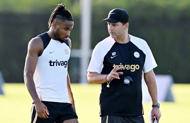 HLV Mauricio Pochettino trao đổi với Christopher Nkunku trên sân tập.