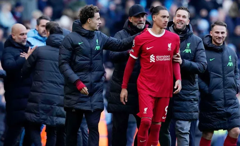 HLV Jurgen Klopp và đồng đội cũng chẳng hiểu vì sao Darwin Nunez có phản ứng như vậy.