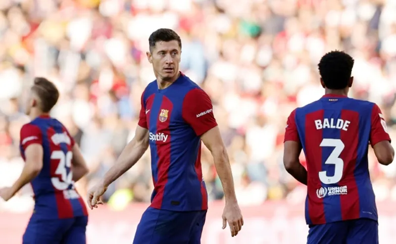 Barcelona cần một bàn phản lưới nhà c để cứu vãn trận hòa 1-1 tại Rayo Vallecano.