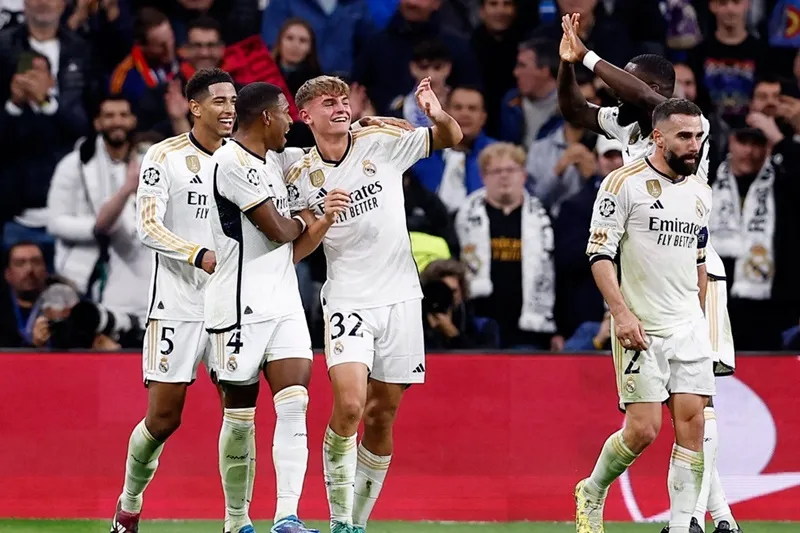Real Madrid giành vị trí đầu bảng C với chiến thắng 4-2 trước Napoli tại Santiago Bernabeu.