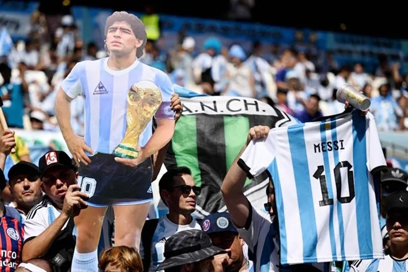 Lionel Messi lúc này đã được người Argentina thừa nhận bên cạnh cố huyền thoại Diego Maradona.