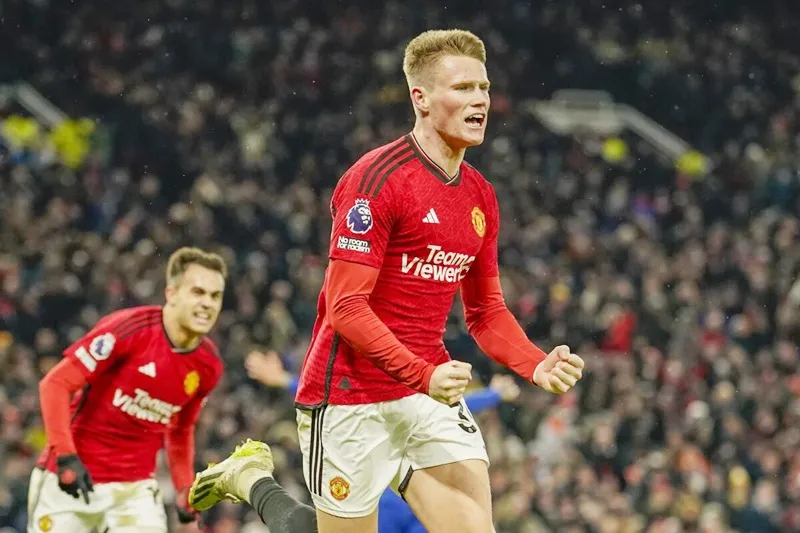 Scott McTominay chói sáng ghi 2 bàn giúp Man.United đánh bại Chelsea 2-1 tại Old Trafford.