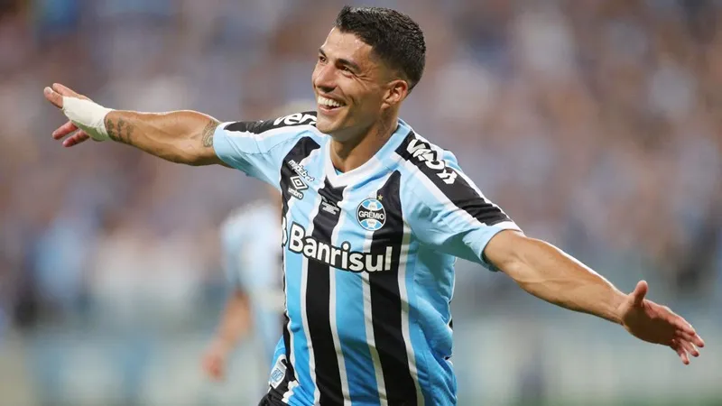 Luis Suarez giành “Quả bóng vàng” với tư cách cầu thủ hay nhất giải vô địch quốc gia Brazil.