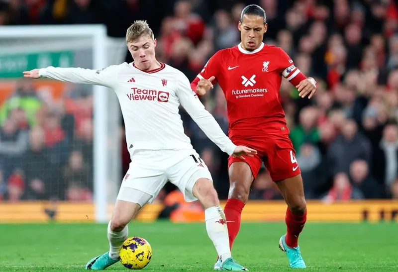 Virgil van Dijk tranh bóng với Rasmus Hojlund trong trận hòa.