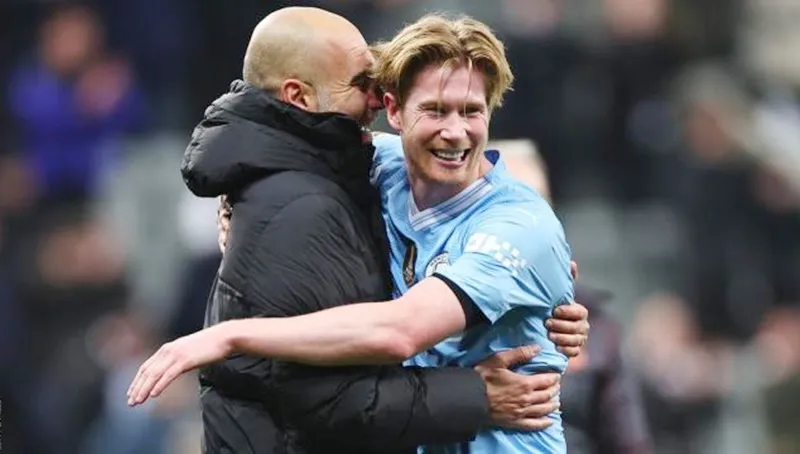 HLV Pep Guardiola ca ngợi Kevin De Bruyne là “huyền thoại”.