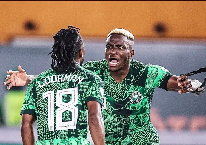 Victor Osimhen ăn mừng cùng người hùng đã ghi cú đúp bàn thắng Ademola Lookman.