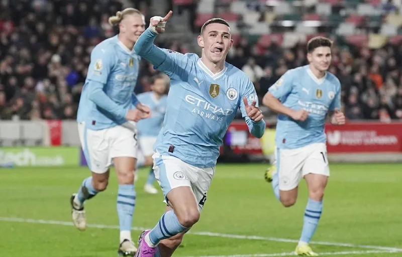 Phil Foden ghi một hat-trick giúp Man.City giành chiến thắng ngược dòng 3-1 tại Brentford.