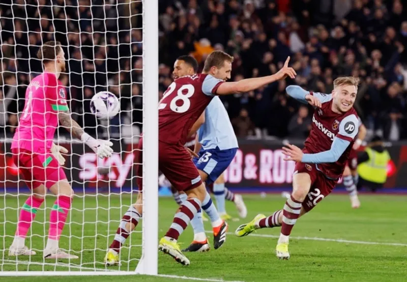Jarrod Bowen ghi hat-trick đầu tiên giúp West Ham thắng 4-2 trước Brentford.