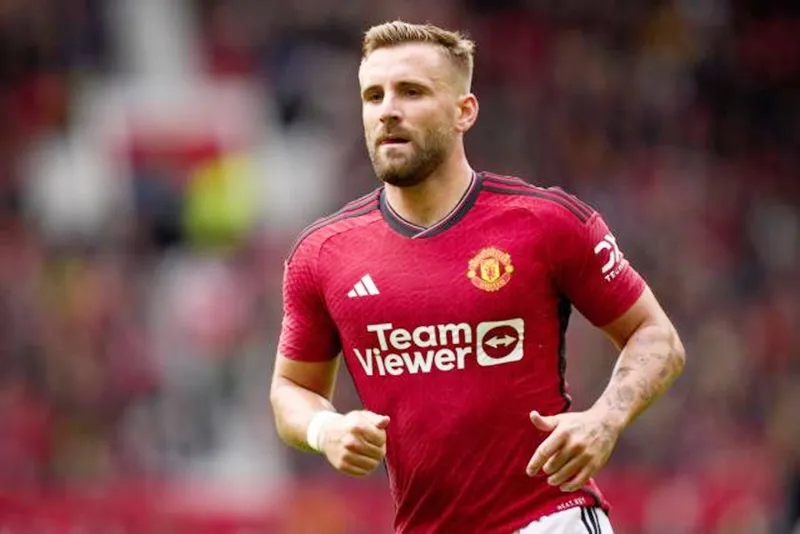 Hậu vệ trái Luke Shaw may mắn lắm chỉ chơi một vài trận cuối của mùa giải cho Quỷ đỏ.