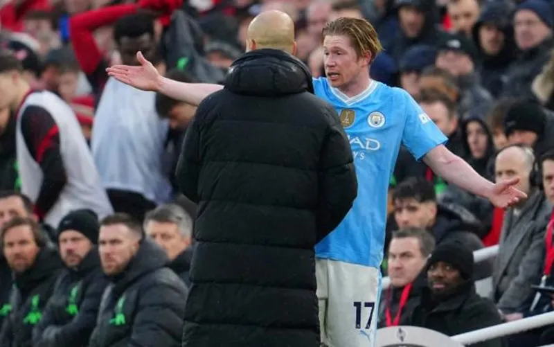 Kevin De Bruyne cạnh cãi với Pep Guardiola sau khi bị thay ra.