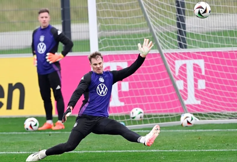 Thủ thành Manuel Neuer chấn thương đùi và bỏ lỡ các trận giao hữu với Pháp và Hà Lan.