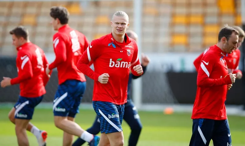 Erling Haaland khẳng định vẫn ổn trước thông tin anh dính chấn thương khi tập luyện cùng tuyển Na Uy.