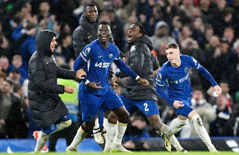 Cole Palmer lập cú đúp trong thời gian bù giờ giúp Chelsea thắng ngược dòng 4-3 trước Man.United.