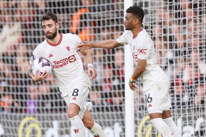 Man.United cần đến quả phạt đền của Bruno Fernandes để cứu vãn trận hòa 2-2 trên sân Bournemouth.