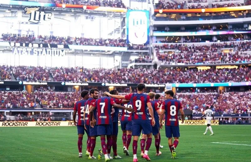 Đám đông khổng lồ xem trận giao hữu Barcelona và Real Madrid tại Mỹ trong mùa hè vừa qua.