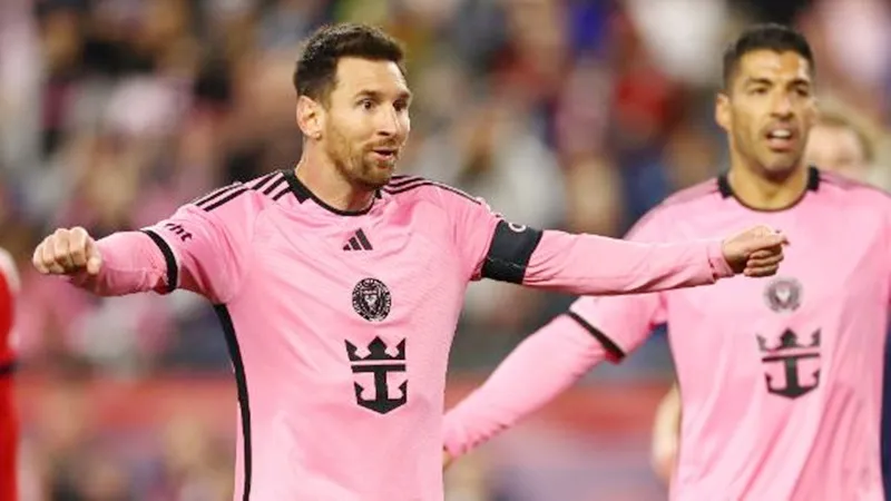 Lionel Messi ghi cú đúp và góp dấu giầy trong 2 bàn khác giúp Inter Miami thắng 4-1 trên sân New England Revolution.