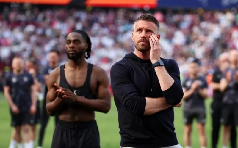 HLV Rob Edwards thừa nhận Premier League là “quá sức” đối với Luton Town.