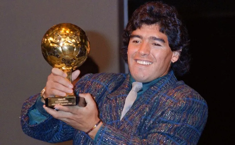 Cố huyền thoại bóng đá Diego Maradona nhận “Quả bóng vàng” khi giúp tuyển Argentina vô địch World Cup 1986 ở Mexico.