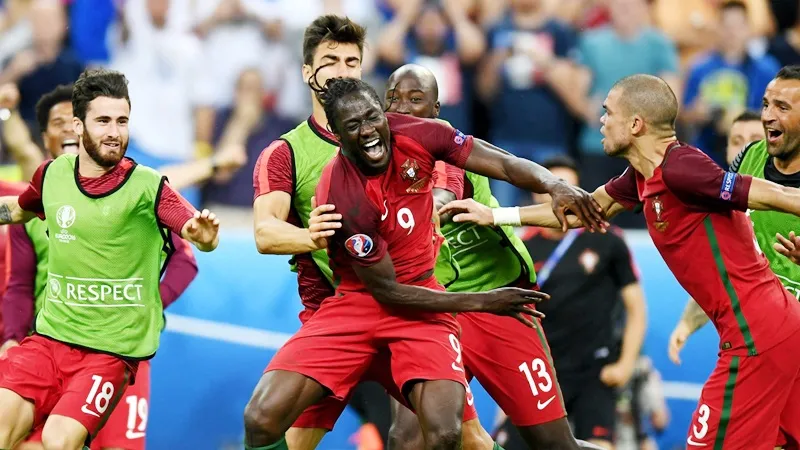 Eder cùng các đồng đội như phát điên sau bàn thắng của anh tại chung kết Euro 2016
