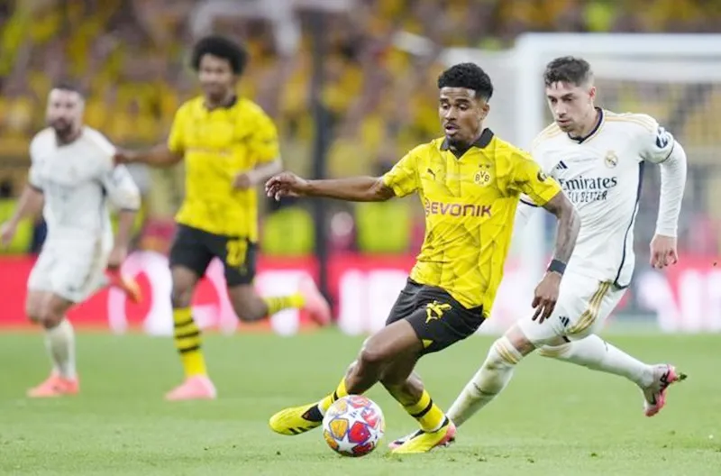 HLV Ronald Koeman đã triệu tập hậu vệ đa năng Ian Maatsen của Borussia Dortmund thay thế tiền vệ Frenkie de Jong.