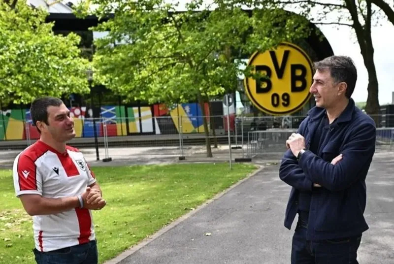 Ông Arveladze trò chuyện cùng anh Shadiman. Shadiman đã di chuyển hơn 4000 km bằng xe máy tới Đức để cổ vũ cho Georgia tại Euro 2024