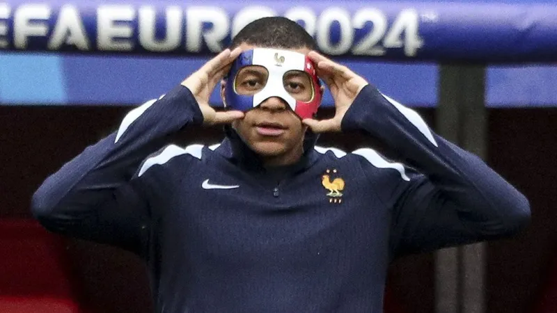 Kylian Mbappe sẽ bị cấm đeo chiếc mặt nạ có ba màu của quốc kỳ Pháp.