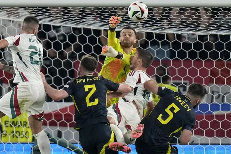 Barnabas Varga của Hungary tổn thương sau pha va chạm với thủ môn Angus Gunn của Scotland.