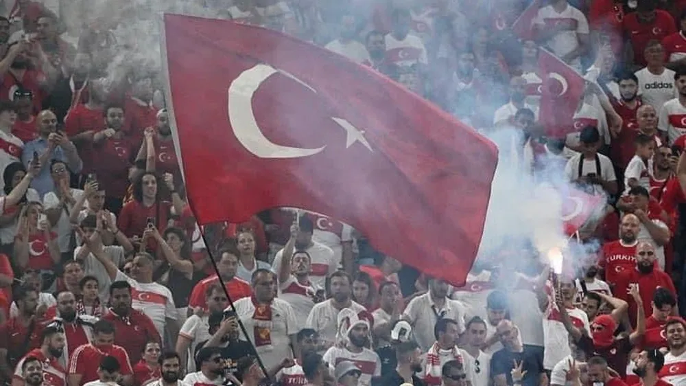 Các cổ động viên Thổ Nhĩ Kỳ luôn nổi tiếng với sự máu lửa, cuồng nhiệt