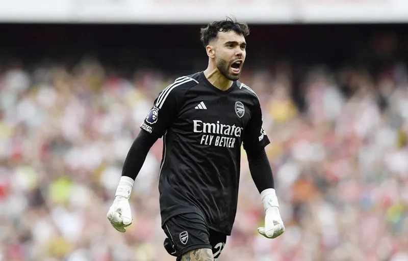 Arsenal hoàn tất ký hợp đồng vĩnh viễn với thủ thành David Raya từ Brentford sau một năm mượn.