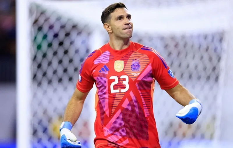 Thủ thành Emiliano Martinez đưa Argentina vào bán kết khi cản phá 2 lần giúp Argentina thắng luân lưu 4-2 trước Ecuador.