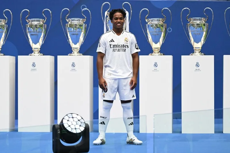 Endrick đã được giới thiệu trước người hâm mộ Real Madrid tại Santiago Bernabeu vào thứ Bảy.