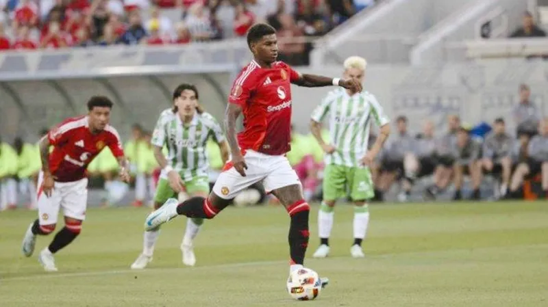 Marcus Rashford ghi bàn trong trận giao hữu thắng 3-2 trước Real Betis hôm thứ Tư.