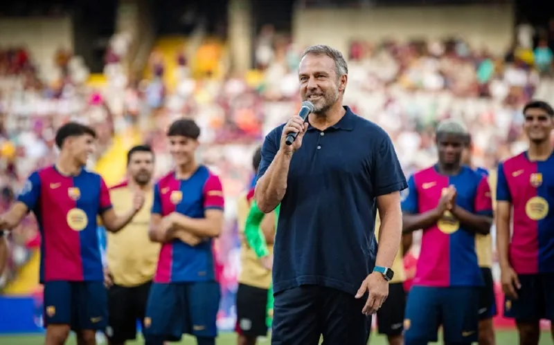 HLV Hansi Flick lần đầu phát biểu trước người hâm mộ Barcelona tại sân Olympic.