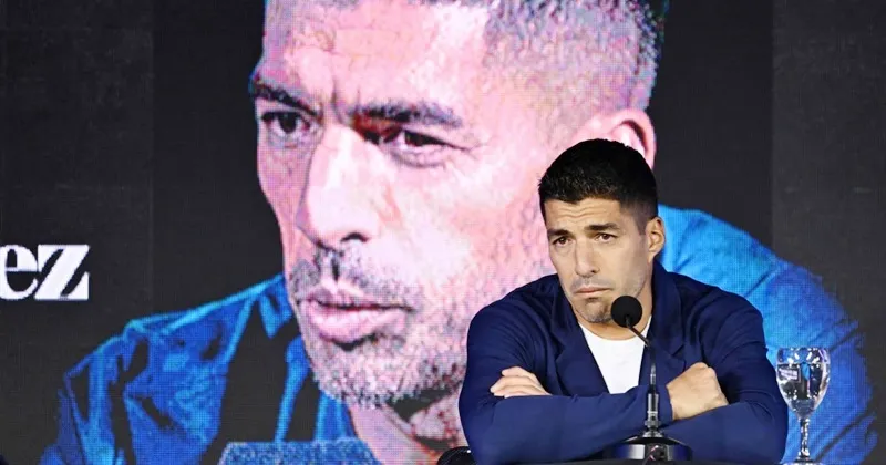 Luis Suarez trong cuộc họp báo xác nhận giã từ sự nghiệp thi đấu quốc tế.