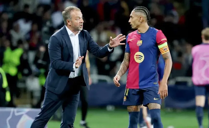 HLV Hansi Flick thừa nhận vai trò rất quan trọng của đội trưởng Raphinha đối với Barcelona.