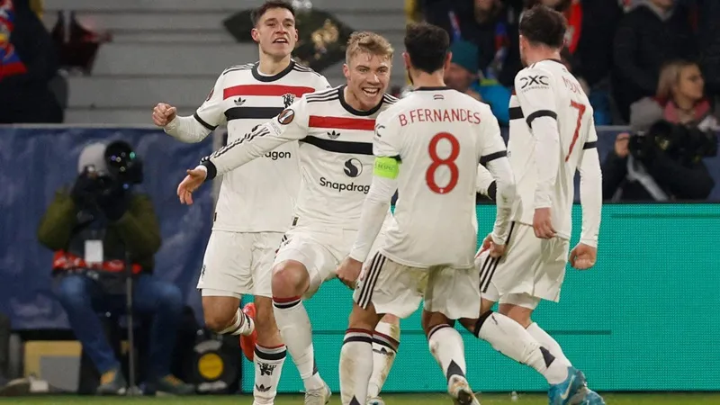 Rasmus Hojlund ghi cú giúp Man.United ngược dòng đánh bại Viktoria Plzen 2-1.