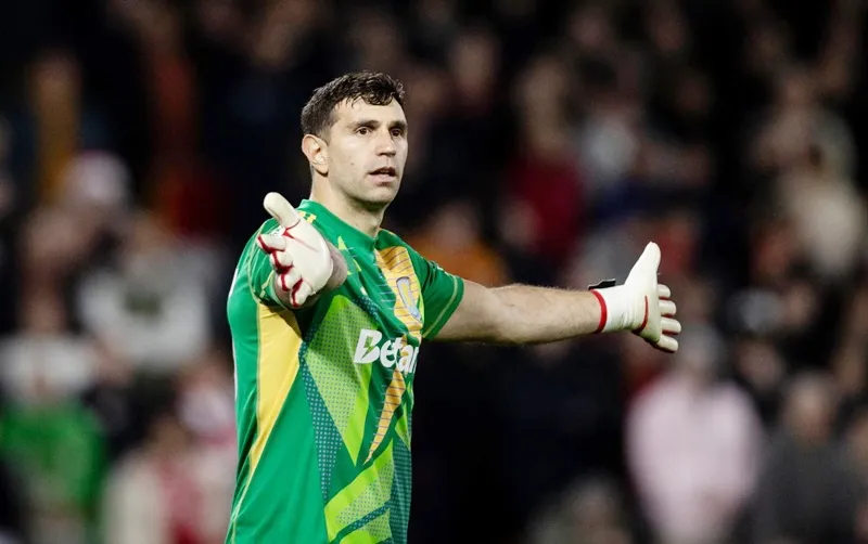 Thủ môn Emi Martinez xứng danh là chuyên gia tạo nên những “siêu phẩm” cứu thua.