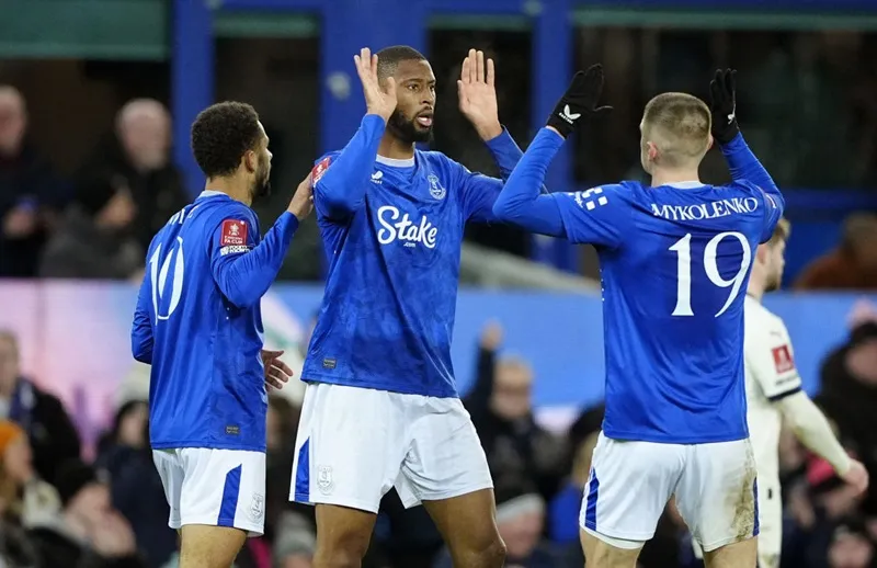 Everton thắng 2-0 trước đối thủ hạng 3 Peterborough để tiến vào vòng 4 FA Cup.