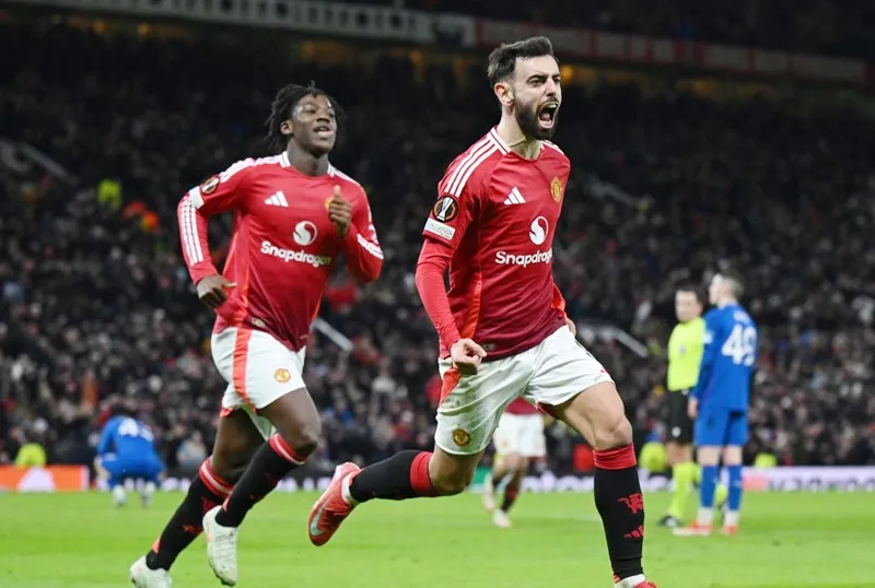 Bruno Fernandes ghi bàn trong thời gian bù giờ giúp Man.United đánh bại Rangers 2-1.