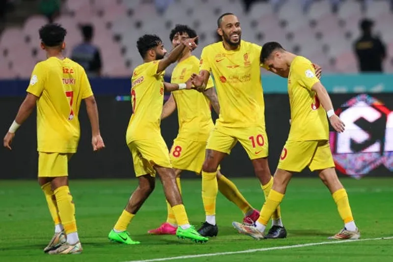 Aubameyang (số 10) lập cú đúp trong trận thắng 2-1 của Al-Qadisiya trước Al-Hilal