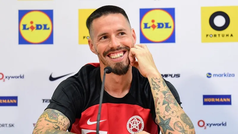 Marek Hamsik đang cân bằng giữa việc làm trợ lý HLV tuyển Slovakia và tình yêu dành cho… nghề nông. 