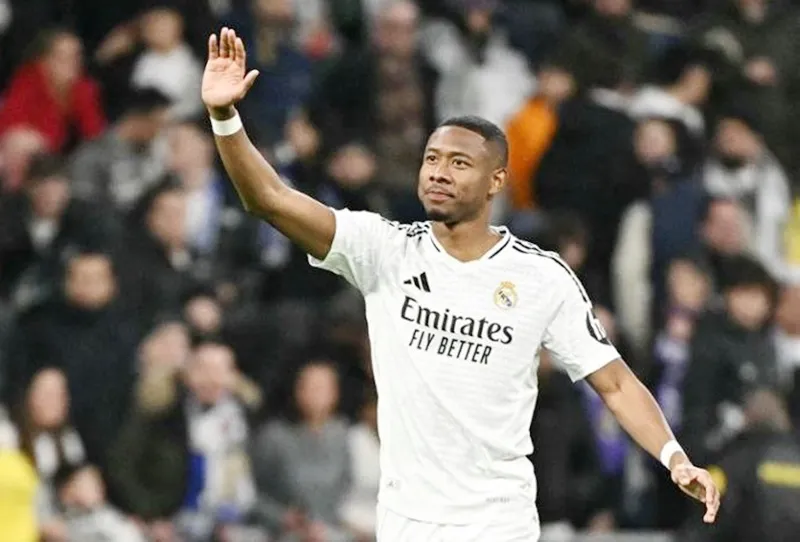Trung vệ David Alaba vừa trở lại nhưng tiếp tục dính “chấn thương cơ khép ở chân trái”.